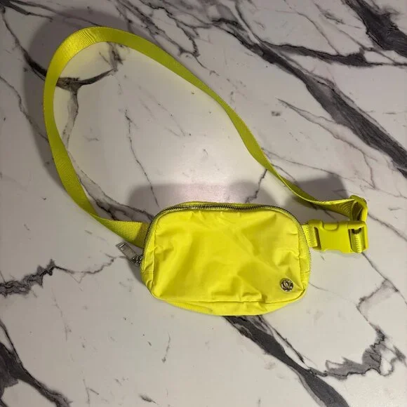 Lululemon Everywhere Belt Bag 1L โ Neon Yellow - Picture 1 of 2